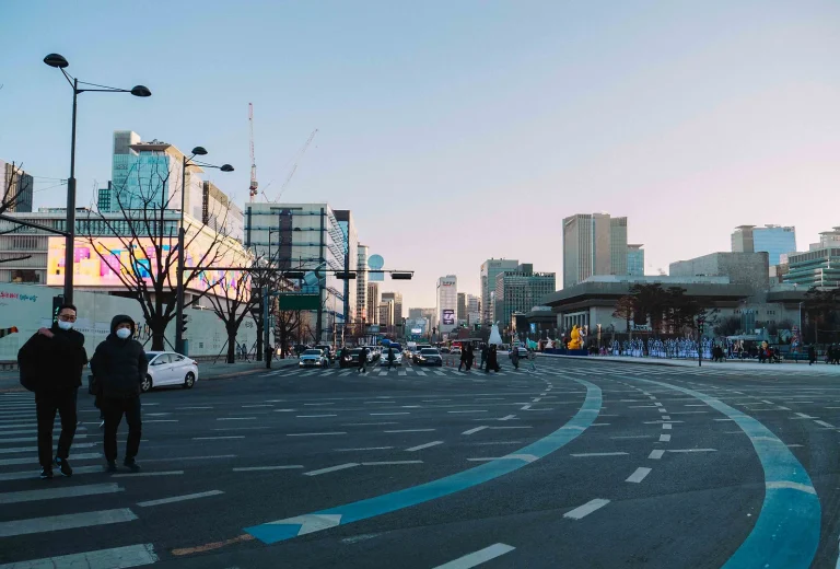 得過馬路到對面的對面搭公車（景福宮走到光化門）